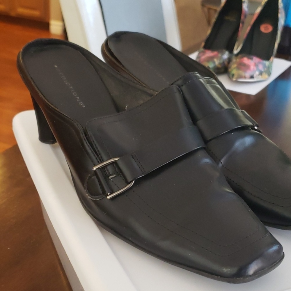 Black handle heel